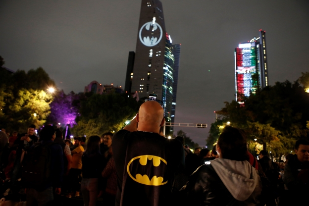 Bat Signal Kejutkan Warga 13 Kota Dunia